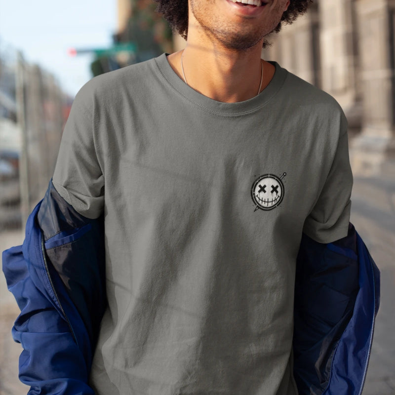 Camiseta Masculina GuGi Coat of Arms Smile Estampa em Agulha Bordada Pequena Minimalista CM01-504