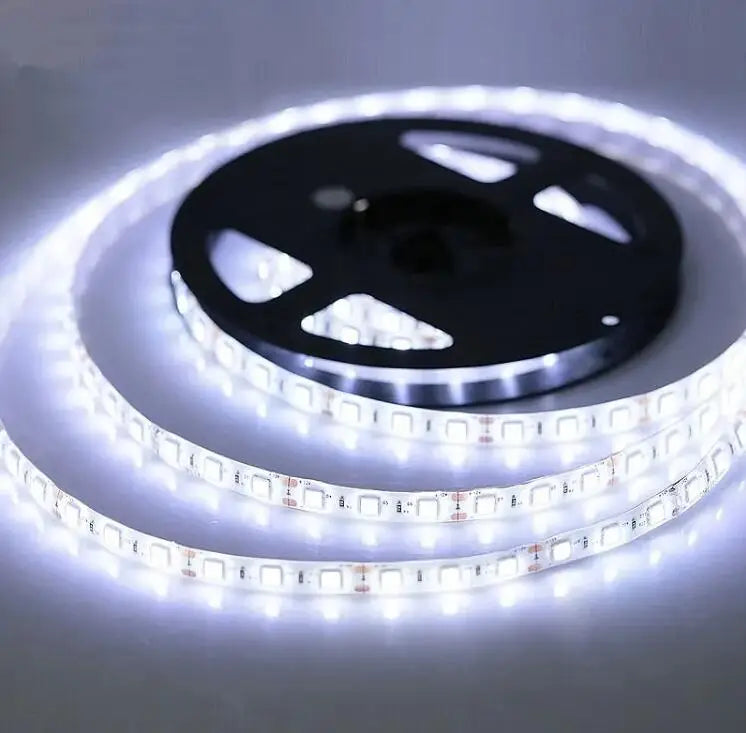 Fita de Led 5050 5 Metros com Silicone IP65 Cor da Luz Branco Frio 6000K + Fonte 12v Bivolt