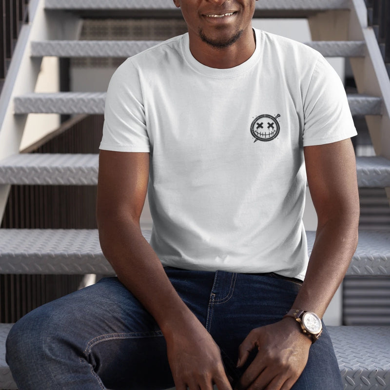 Camiseta Masculina GuGi Coat of Arms Smile Estampa em Agulha Bordada Pequena Minimalista CM01-504
