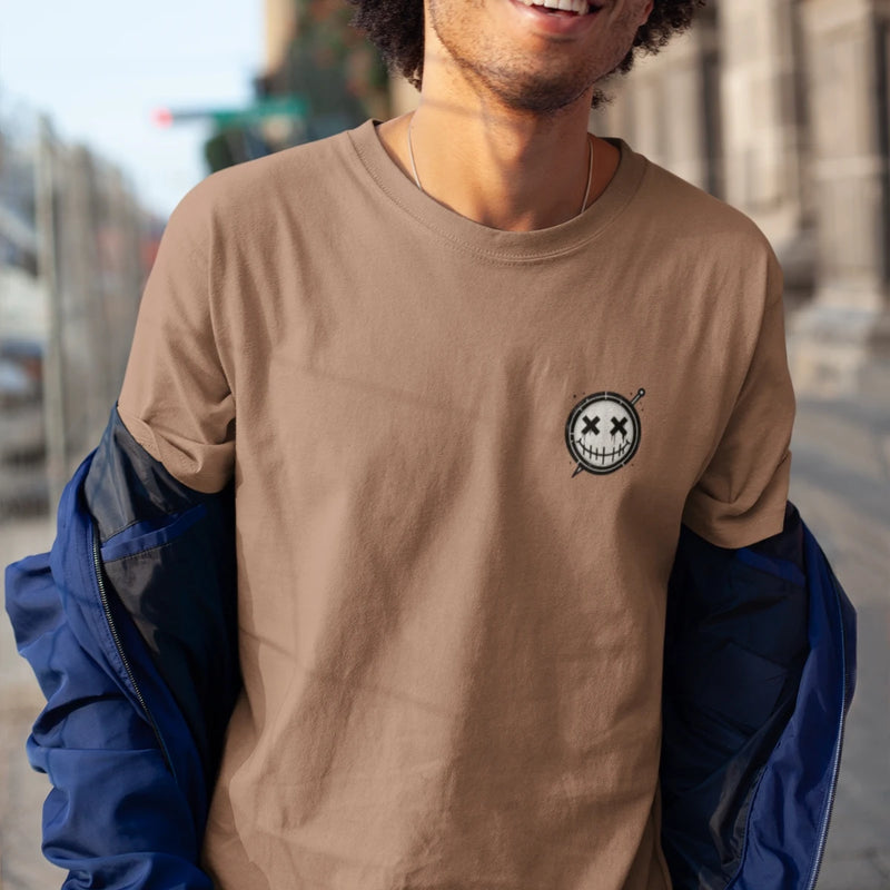 Camiseta Masculina GuGi Coat of Arms Smile Estampa em Agulha Bordada Pequena Minimalista CM01-504