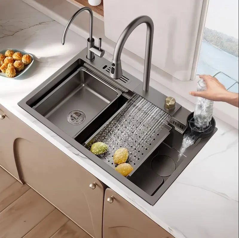 Conjunto de Pia de Cozinha Estiloso em Aço Inox com Copos e Torneira Dourados – Ideal para Preparar Vegetais Frescos!