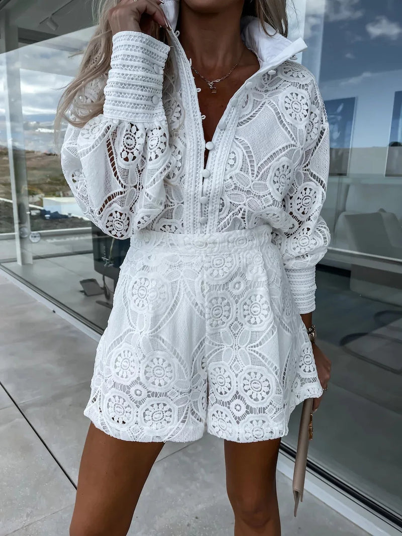 Conjunto Casual Feminino 2 Peças – Camisa com Gola Dobrável e Botões, Detalhe em Renda Vazado, Shorts de Cintura Alta com Bolso