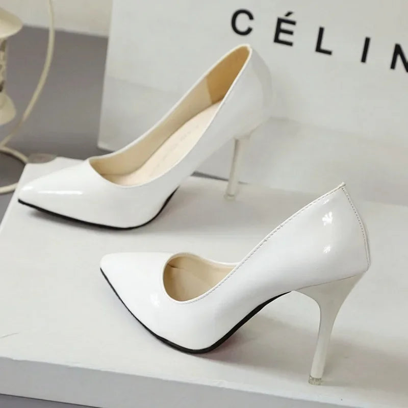 Scarpin Feminino Bico Fino em Couro Verniz Vermelho Salto 8cm para Casamento e Festa