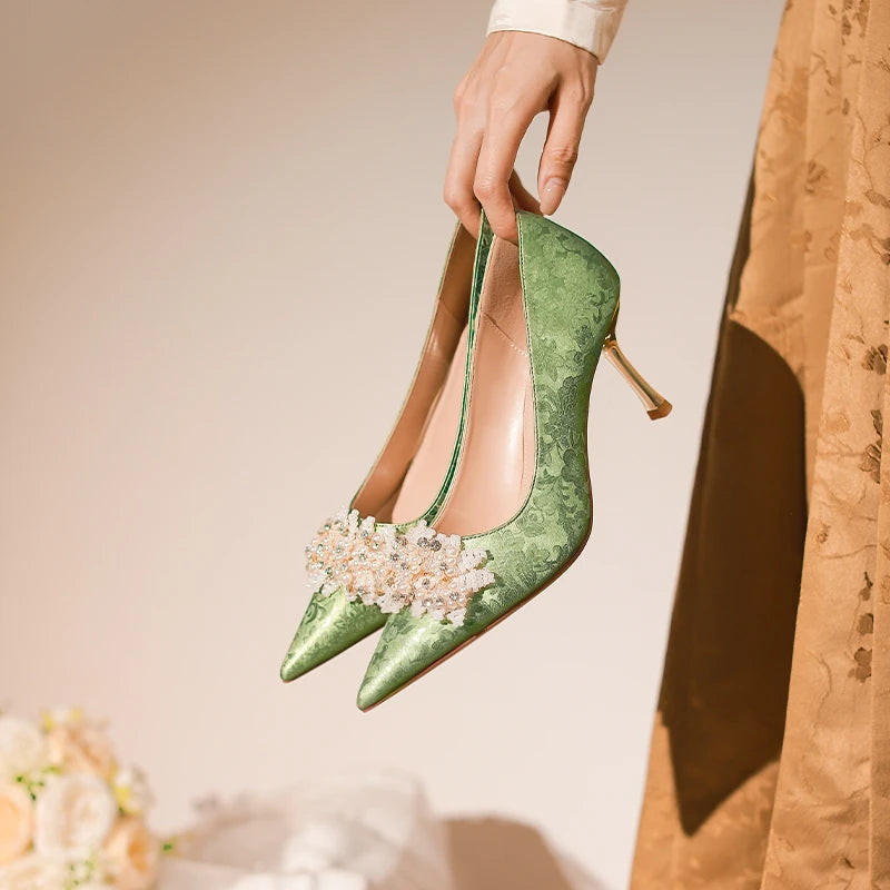Scarpin Feminino Outono 2024 Bico Fino Boca Rasa com Flores e Pedrarias para Noivas