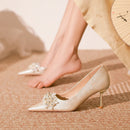 Scarpin Feminino Outono 2024 Bico Fino Boca Rasa com Flores e Pedrarias para Noivas