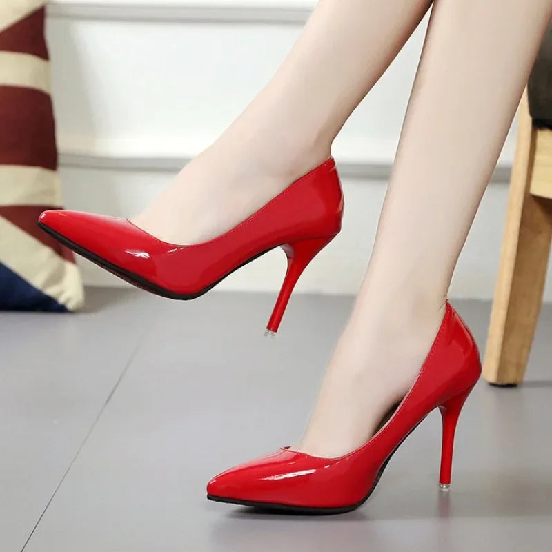 Scarpin Feminino Bico Fino em Couro Verniz Vermelho Salto 8cm para Casamento e Festa